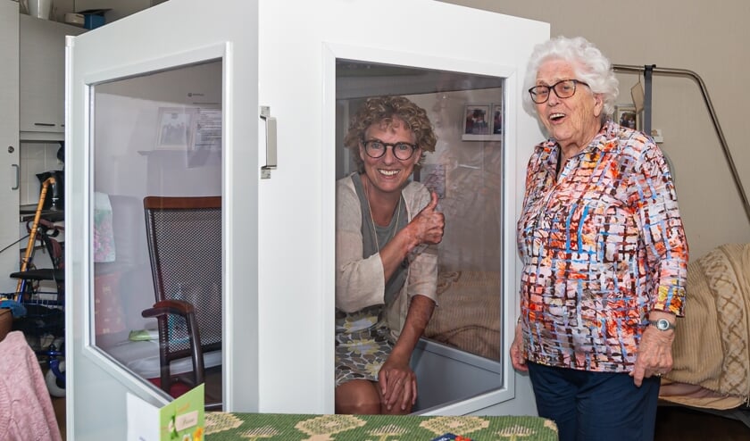 • Dankzij de 'Kom op visite-kar kon Jacqueline Vermeij haar moeder bezoeken in haar kamer. De foto is door het raam van de kamer genomen.