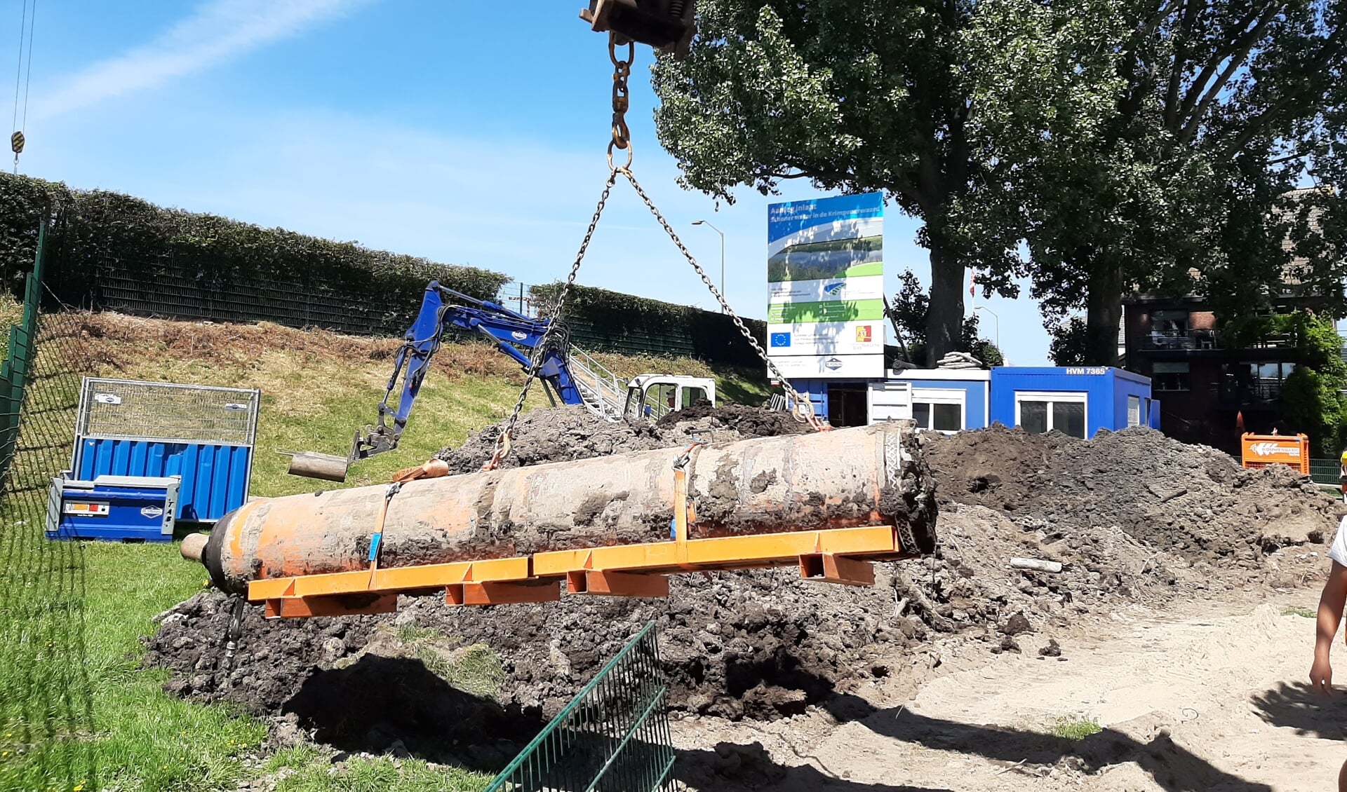 • De persleiding die door de dijk is geboord. 