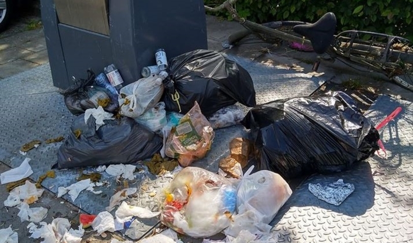 • Gedumpte afval bij Spartaveld in Leerdan.