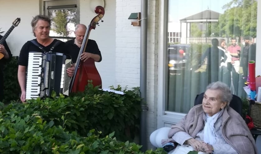 Mevrouw Toonen met een deel van Trio Vastgoed.