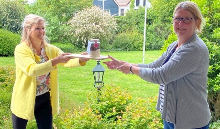 Alleen maar blije gezichten treffen de Linn Ontmoet-dames tijdens de veilige bezorging op afstand van de gevulde weckpotten. Links Linn-voorzitter Heidi Habben Jansen. (Foto: Janneke Severs-Hilgeman))