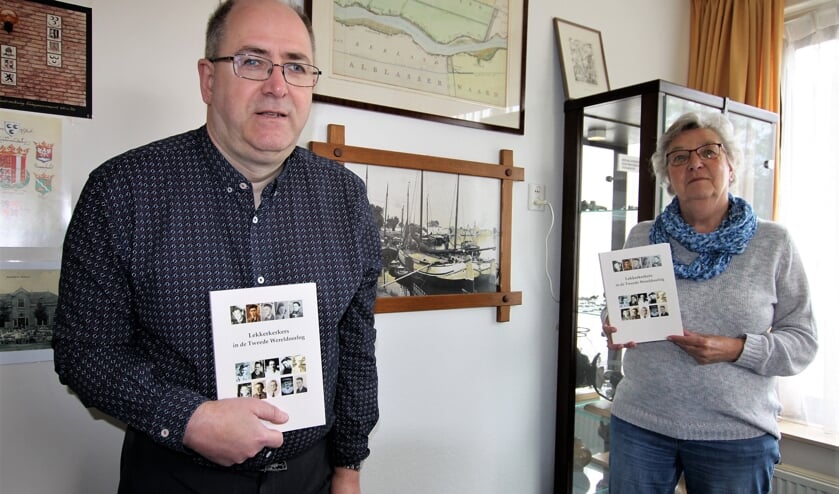 • Willem Hoogerdijk en Anje Tiggelman-Hoekema met het nieuwe boek.