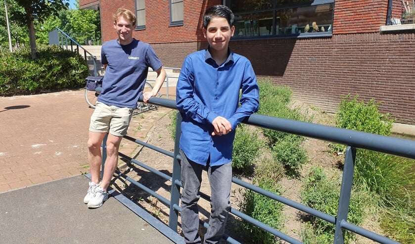 • Anton de Koning (l) en Ahmad Al Nouri: jonge Krimpense mantelzorgers.