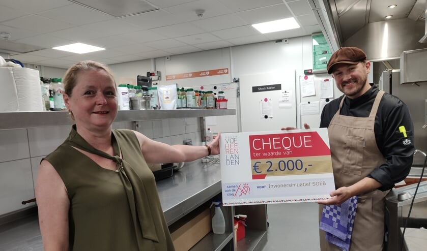 • Bob Hagg krijgt een cheque van 2000 euro voor S.O.E.B.