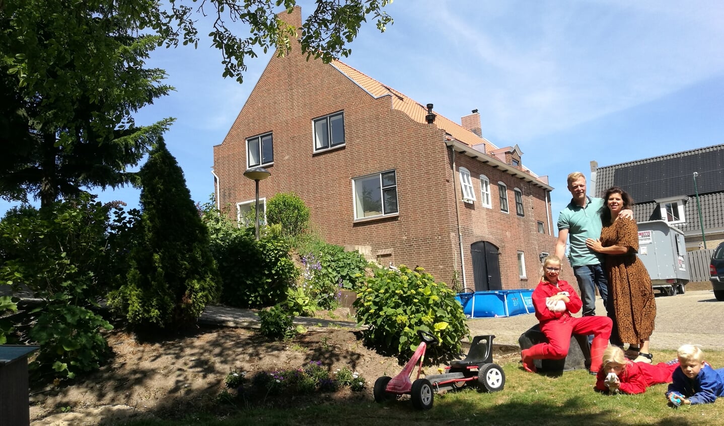 De familie Kleinjan in de tuin van hun gezinshuis aan de Maasdijk in Giessen.