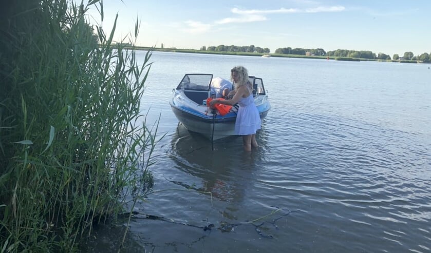 • De speedboot was lek en liep vol water.