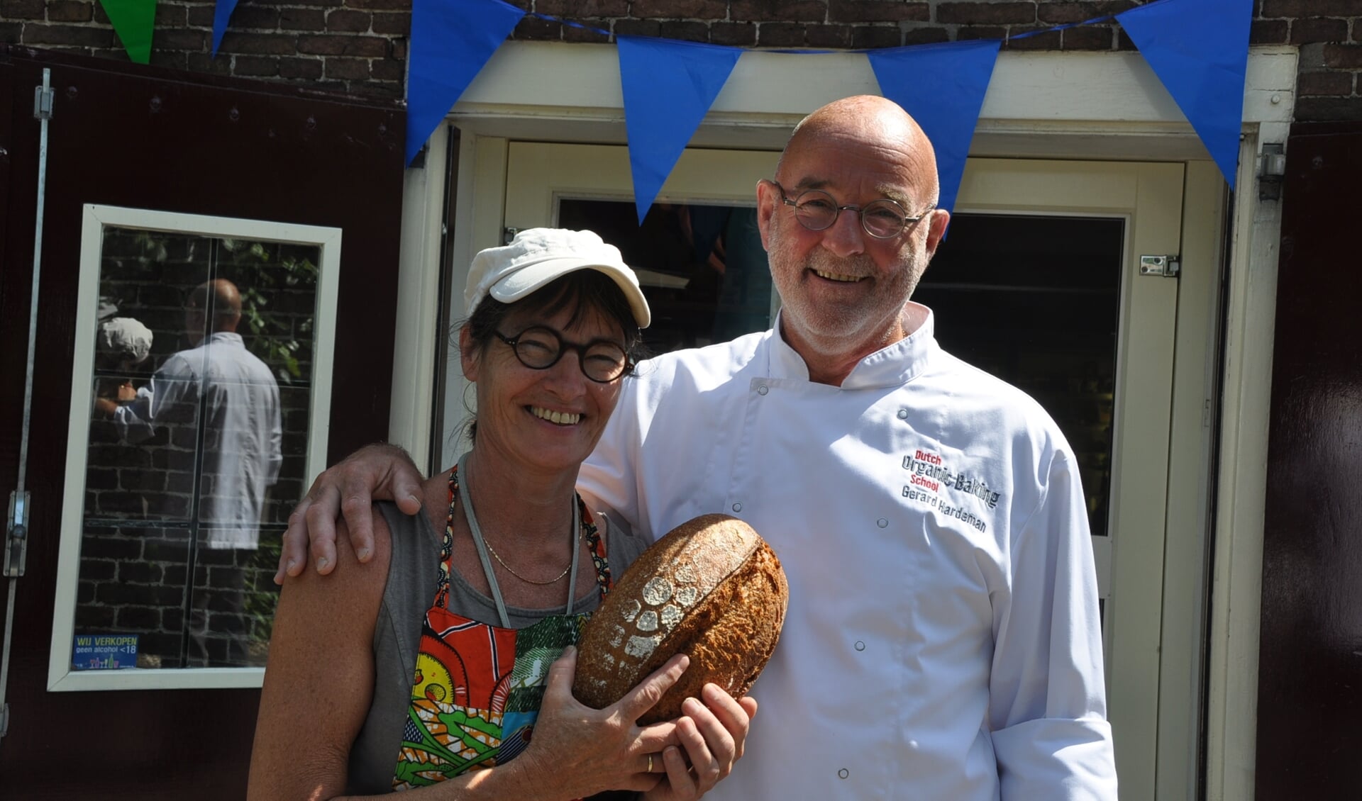 Gerard en Suus Hardeman vieren dat Gerard 45 jaar geleden begon in de bakkerij.