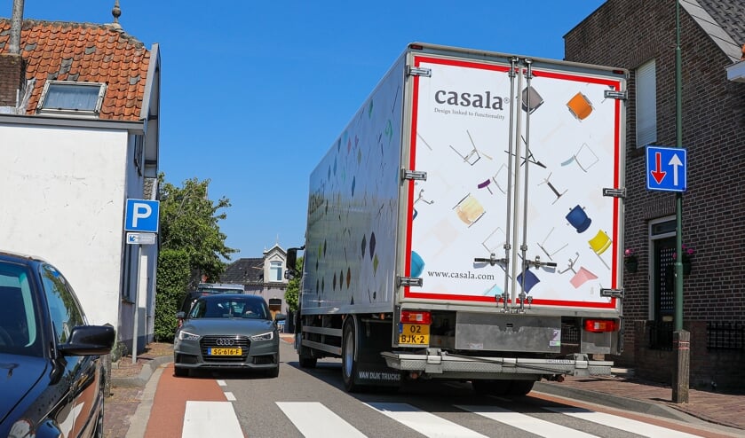 <p>• Beeld van het zware verkeer op het smalle Sluis in Groot-Ammers.</p>