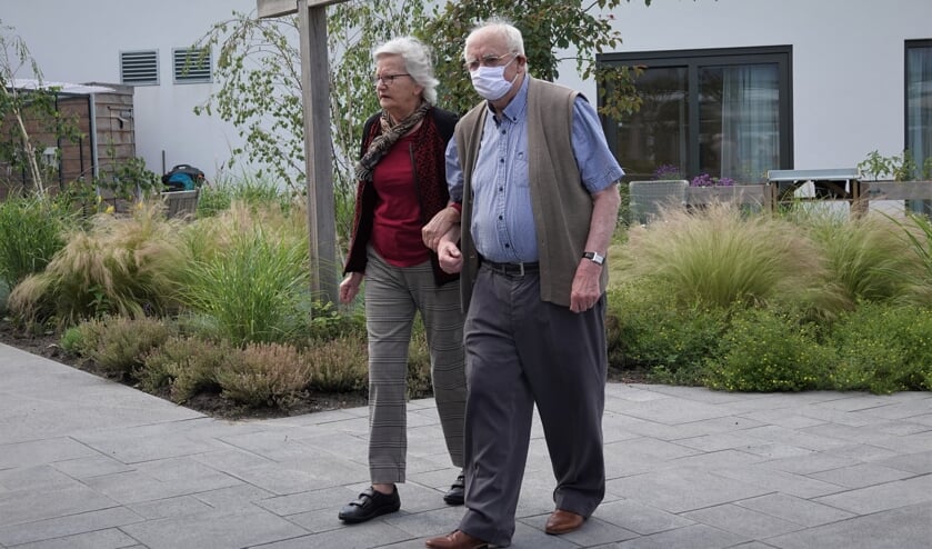 • Annie (l.) en Arie van Wilgen in de binnentuin van Perengaarde