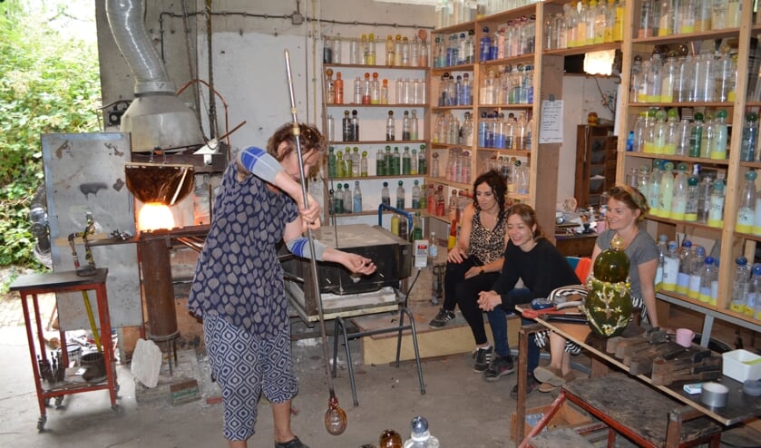 • Workshop van Yvon Trossèl bij Glasblazerij de Oude Horn.