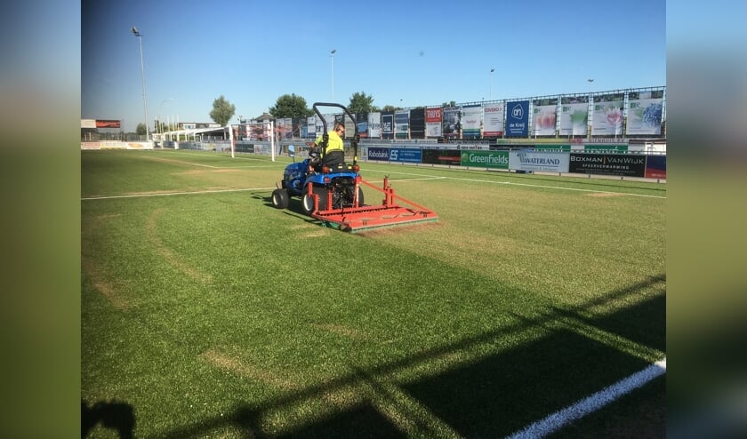 • Het hoofdveld van SteDoCo wordt weer speelklaar gemaakt.