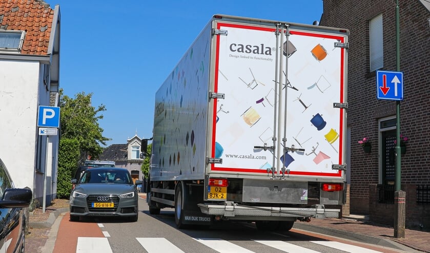 • Beeld van het zware verkeer op het smalle Sluis in Groot-Ammers.