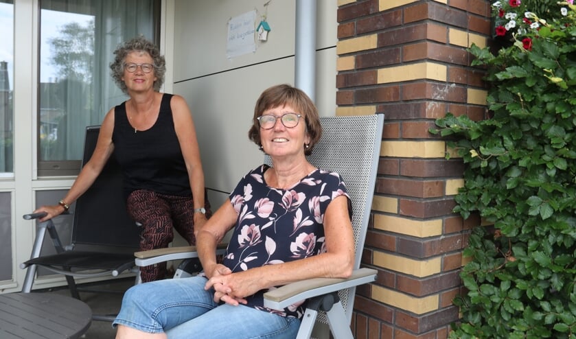• Vrijwilligster Cobi Goes (l.) en coördinator Ini Hagedoorn.