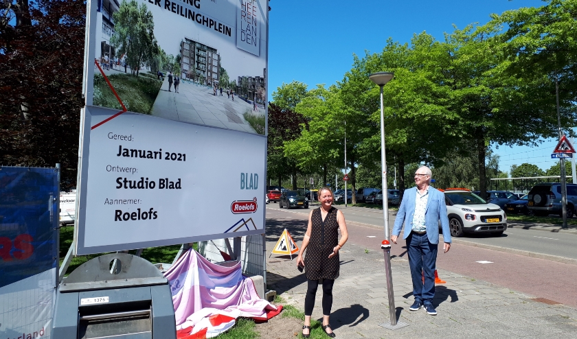 • Wethouder Christa Hendriksen en Reinier Nieuwboer onthullen het bord.