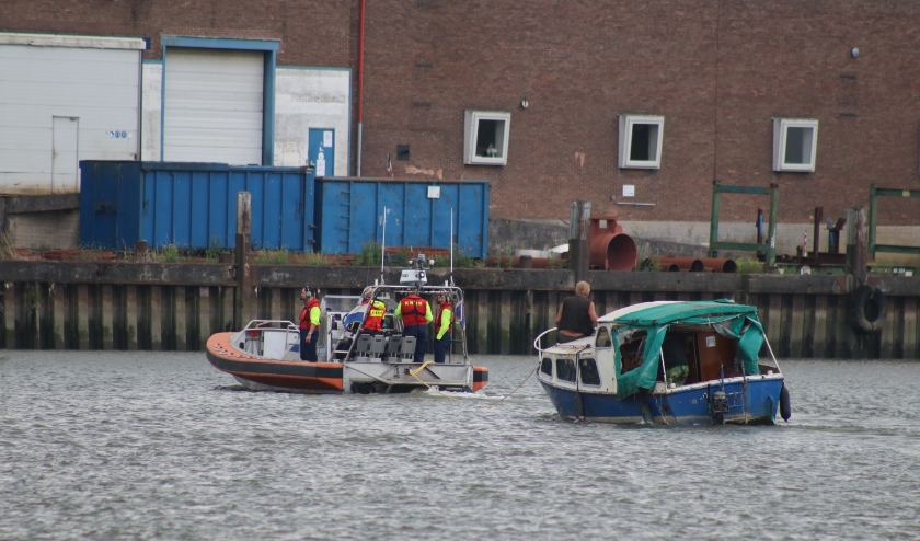 • Het bootje was vastgelopen in de Krimpense Sliksloot.