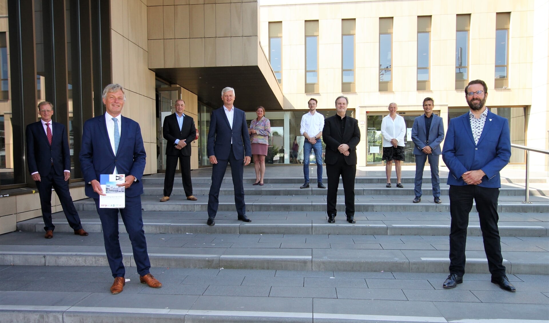 • De wethouders (vooraan) en fractievoorzitters van de coalitiepartijen in Krimpen aan den IJssel. 
