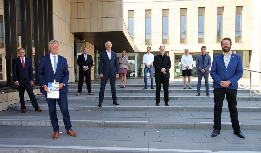 • De wethouders (vooraan) en fractievoorzitters van de coalitiepartijen in Krimpen aan den IJssel.