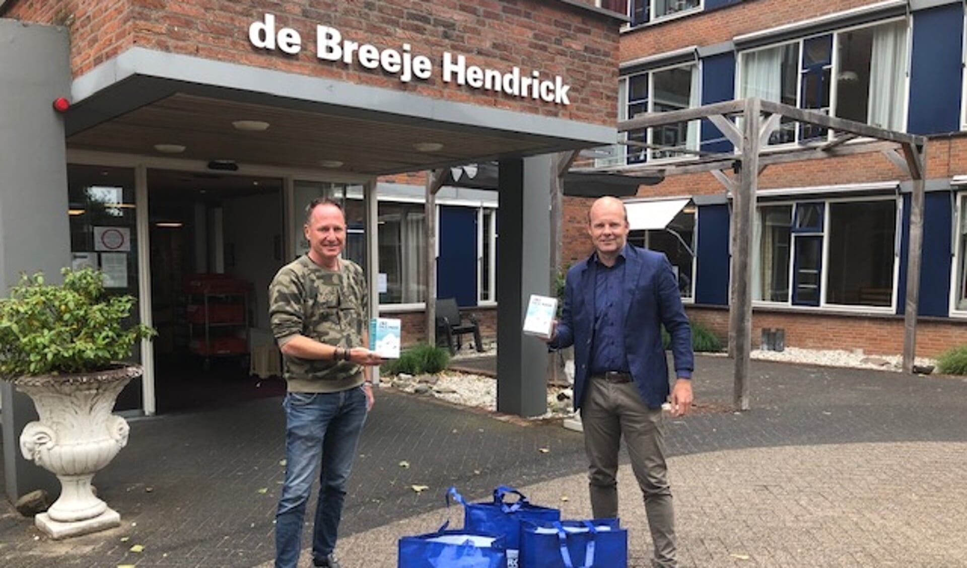 • Denny Trouwborst van Koos Rook Financiële Diensten (rechts) ging langs bij De Breeje Hendrick in Lekkerkerk om de mondkapjes af te leveren. 