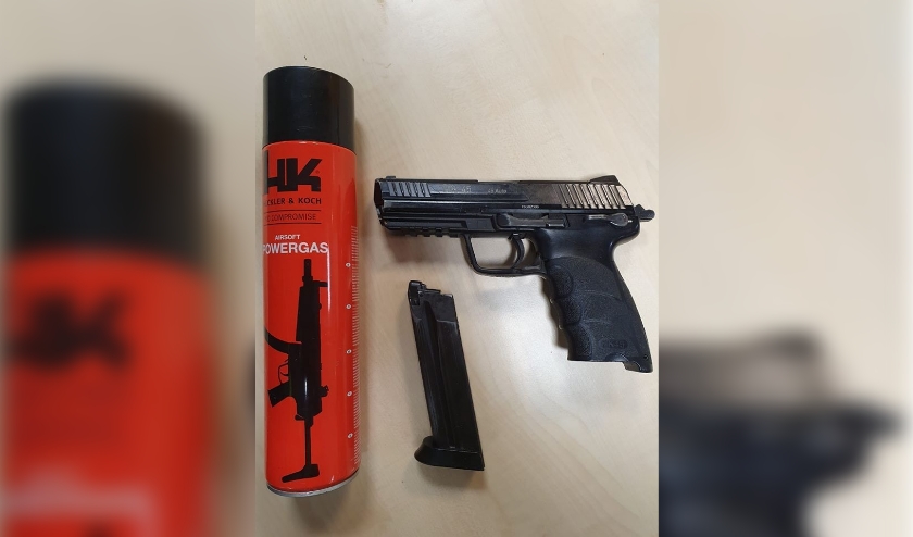 • Het nep-vuurwapen dat op de Opperduit uit een tas viel.