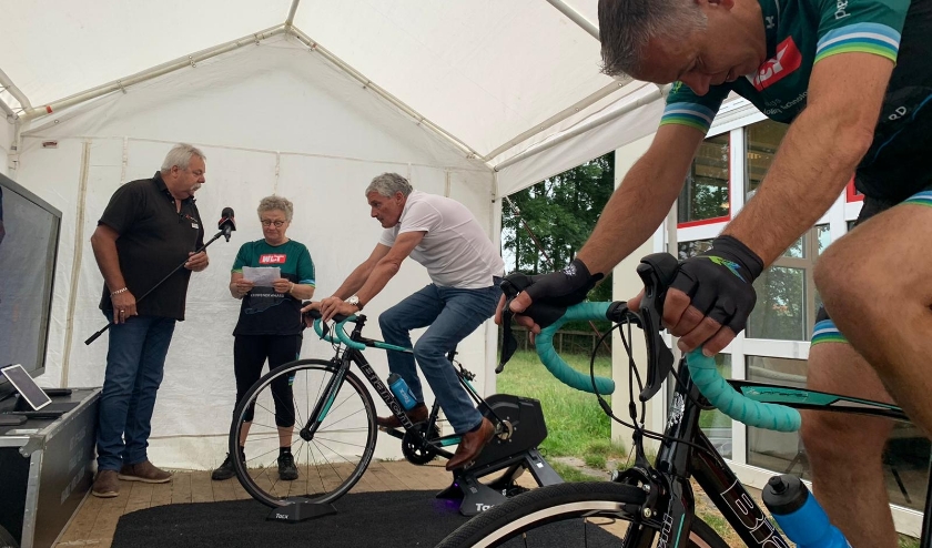 • Wethouder Leon de Wit (wit shirt) tijdens de opening op de fiets.