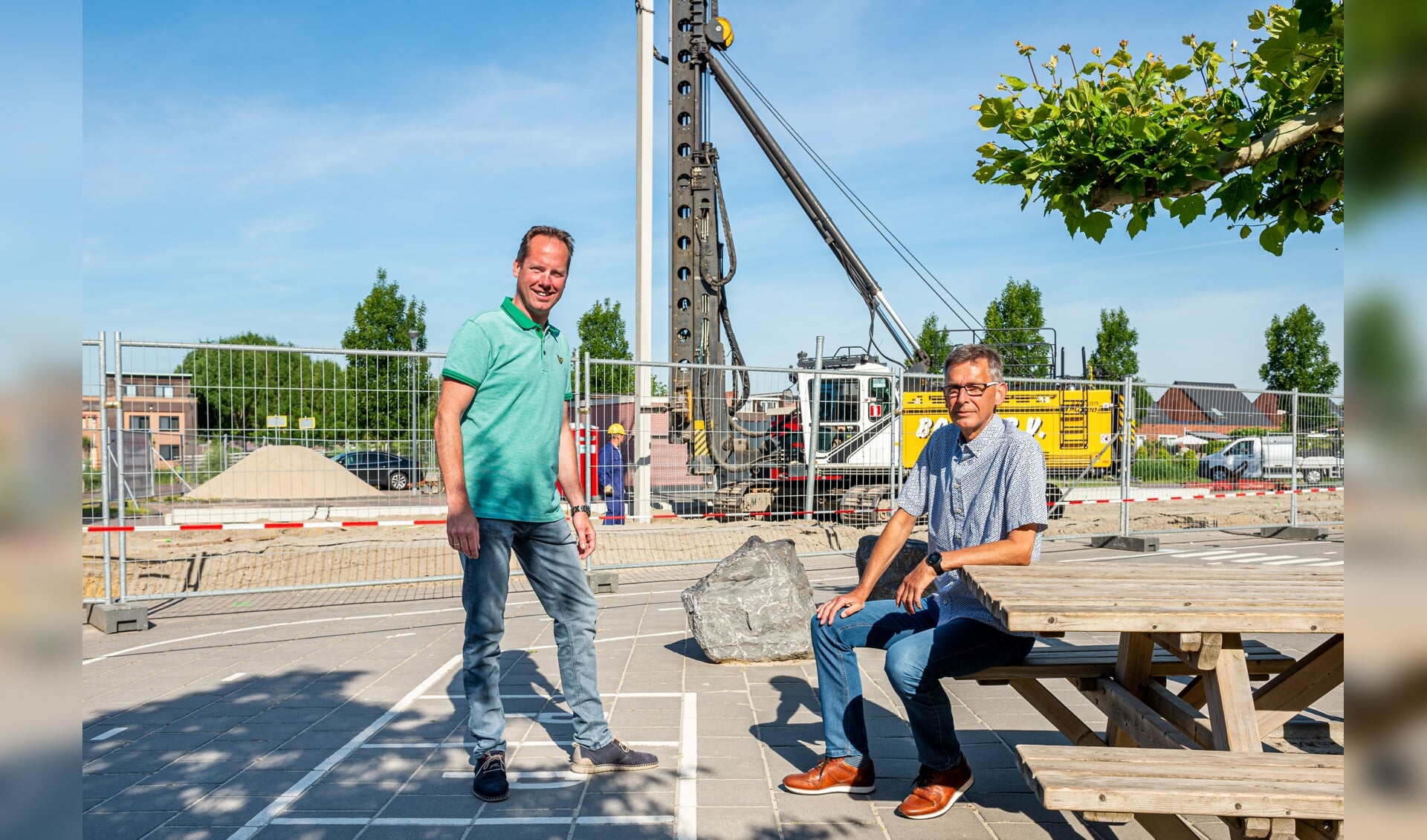 • Directeuren Jaco Vink van de Schoonhovense Ichtusschool (links) en André Romeijn van de Emmaschool voor de bouwplaats waar een compleet 'prefab' schoolgebouw wordt geplaatst.
