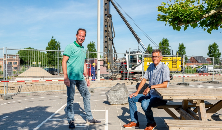 • Directeuren Jaco Vink van de Schoonhovense Ichtusschool (links) en André Romeijn van de Emmaschool voor de bouwplaats waar een compleet 'prefab' schoolgebouw wordt geplaatst.