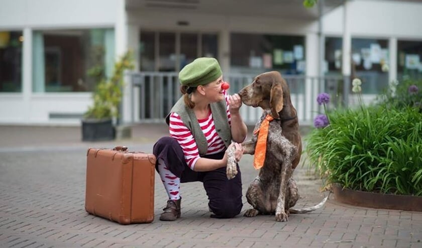 • Pippa met haar hond Lola.