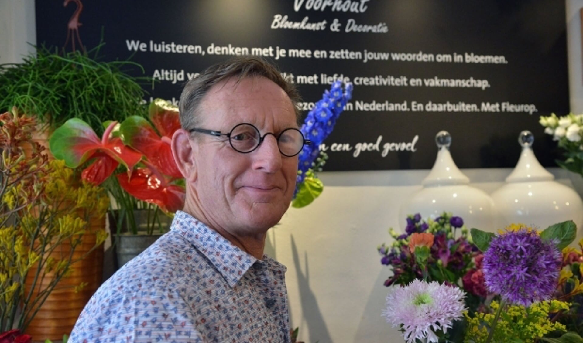Hennie Voorhout van Bloemkunst en Decoratie ging voor de coronacrisis drie keer per week naar de bloemenveiling; nu is dat iedere dag. Foto: Paul van den Dungen

