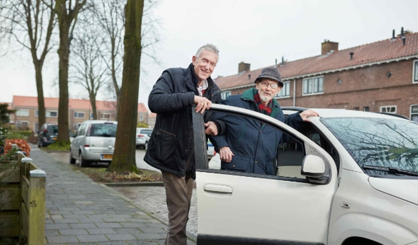 • De heer Verboom met zijn vaste AutoMaatje Maurits Coltof.