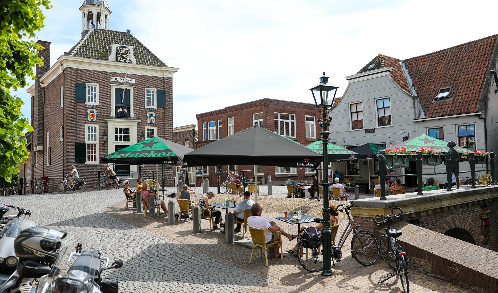 • Ook bij eetcafé De Dam in hartje Nieuwpoort ging het terras op Tweede Pinksterdag weer open.