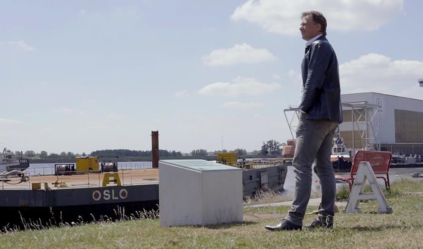 • Jeroen van Kan bij het nieuwste gedicht in Hardinxveld-Giessendam.
