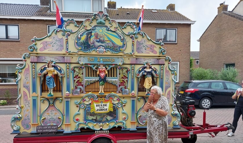 • De verrassing is groot als mevrouw Van Praag hoort dat er speciaal voor haar verjaardag een draaiorgel is geregeld.