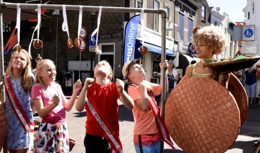 Het kindercollege opent traditiegetrouw de Goudse Siroopwafeldag. Foto: Marianka Peters