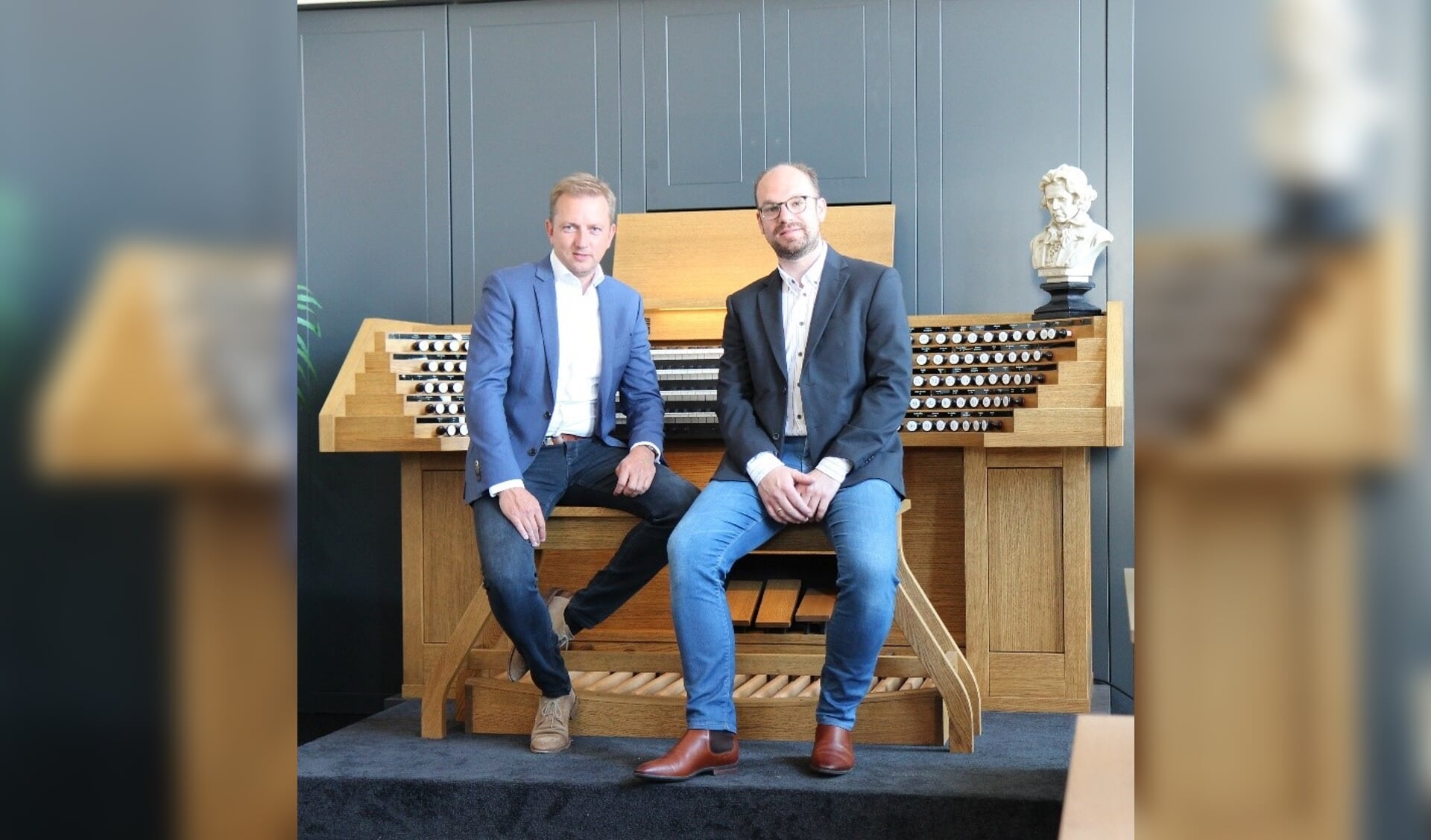 Lennert Knops (links) en Kees Noorlander voor het Cavaillé-Coll-orgel.