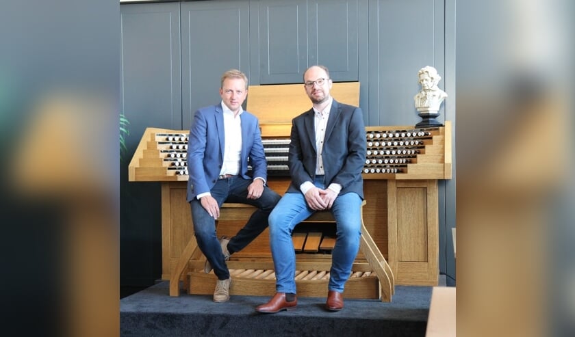 Lennert Knops (links) en Kees Noorlander voor het Cavaillé-Coll-orgel.