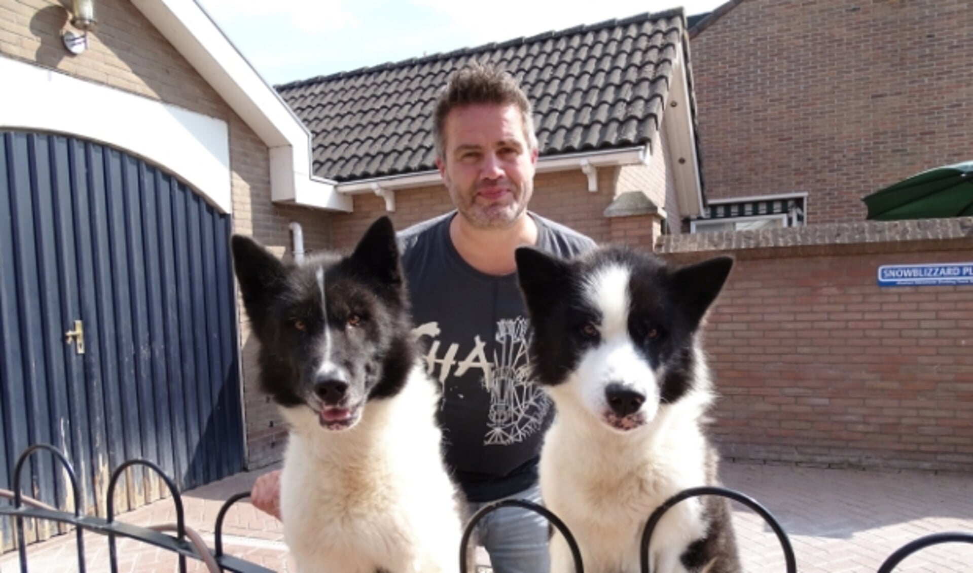Ron de Ruiter met twee van zijn Groenlandse honden.