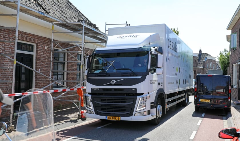 <p>• Beeld van het zware verkeer op het smalle Sluis in Groot-Ammers.</p>