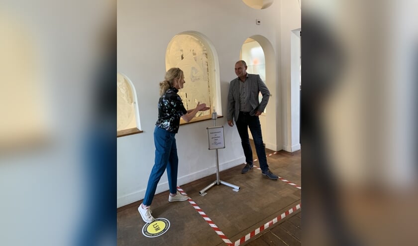 • Floormanager van het Nationaal Glasmuseum neemt dispensers in ontvangst van ROC Rivor.