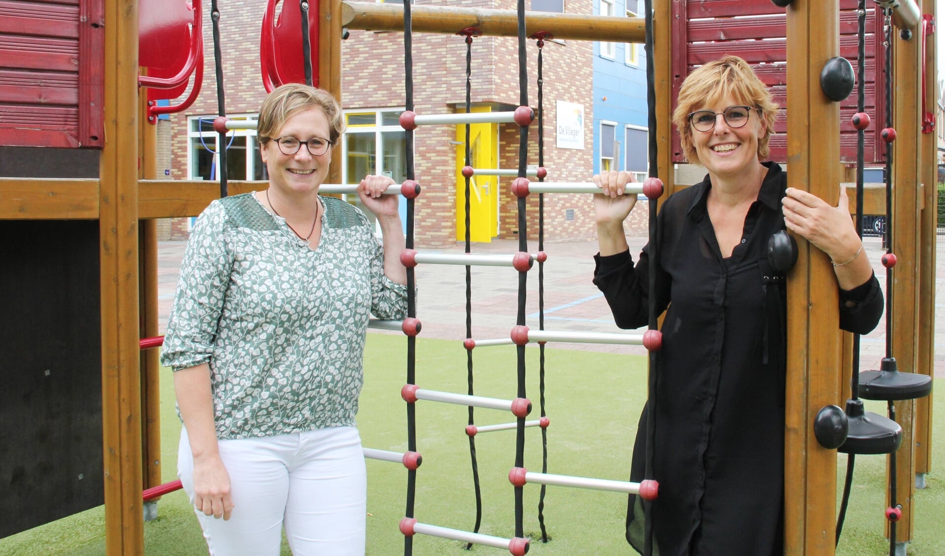 • Mireille Burema (l) en Ilse Verwei wisselen het directeurschap van De Vlieger in voor een nieuwe baan.