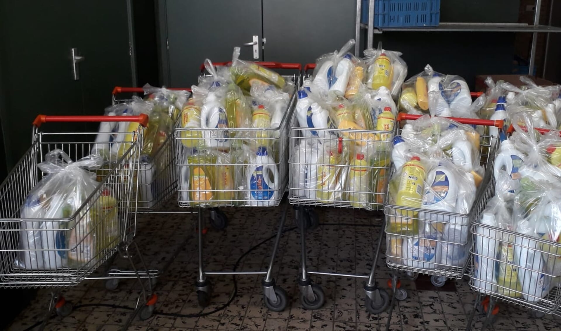 • De pakketten schoonmaakmiddelen voor de Voedselbank in Alblasserdam.