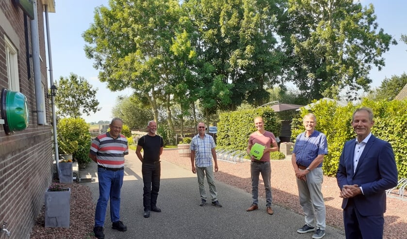 • De betrokkenen bij de overhandiging, met v.l.n.r. Erik Visser, Marcel Bontje, Joop Broer, Jelmer den Hartog, Kees van Meerkerk en Teunis Jacob Slob.