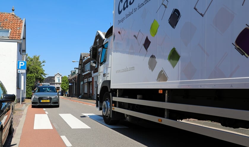• Beeld van het zware verkeer op het smalle Sluis in Groot-Ammers.