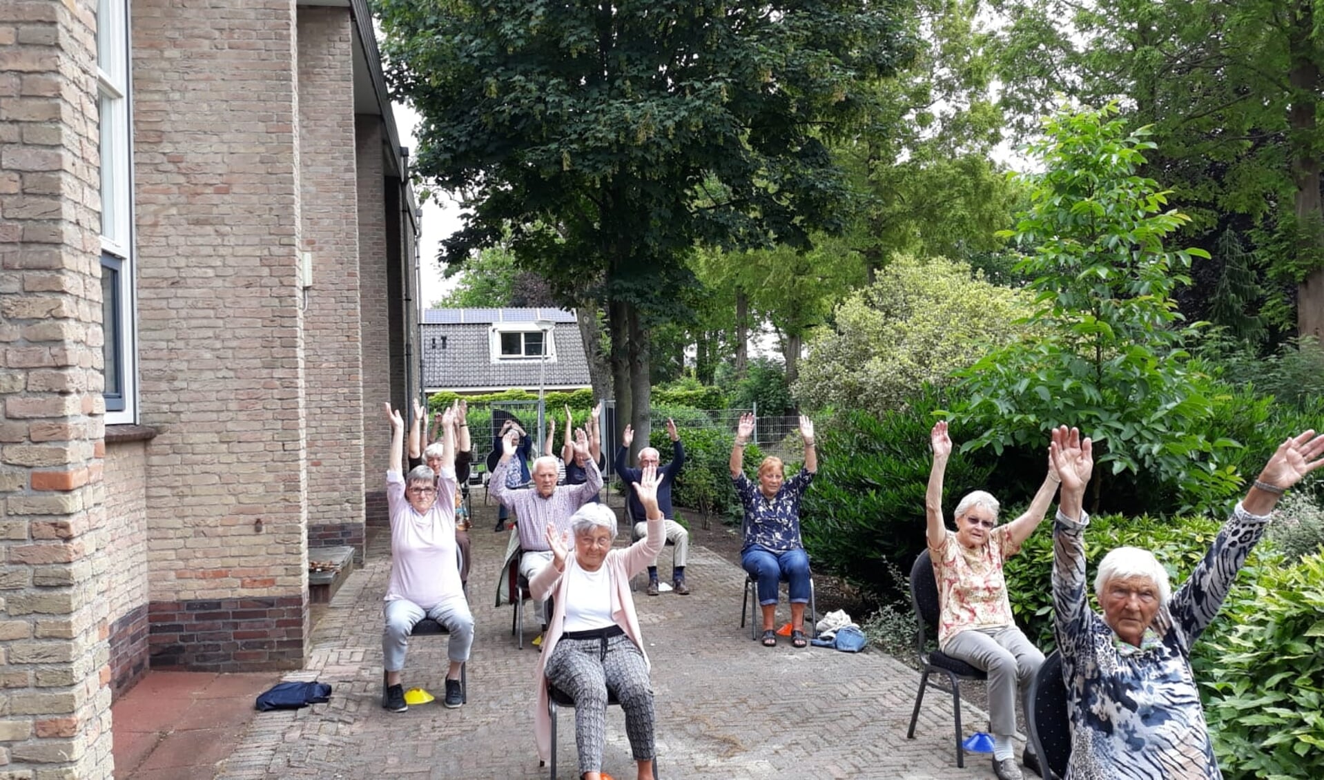 • Zitgymnastiek bij de kerk in Stolwijk.