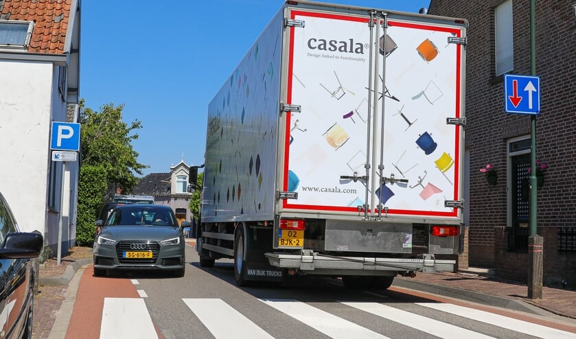 <p>• Beeld van het zware verkeer op het smalle Sluis in Groot-Ammers.</p>