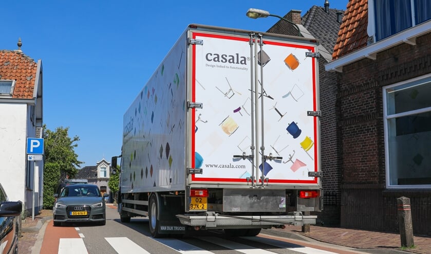 <p>• Beeld van het zware verkeer op het smalle Sluis in Groot-Ammers.</p>