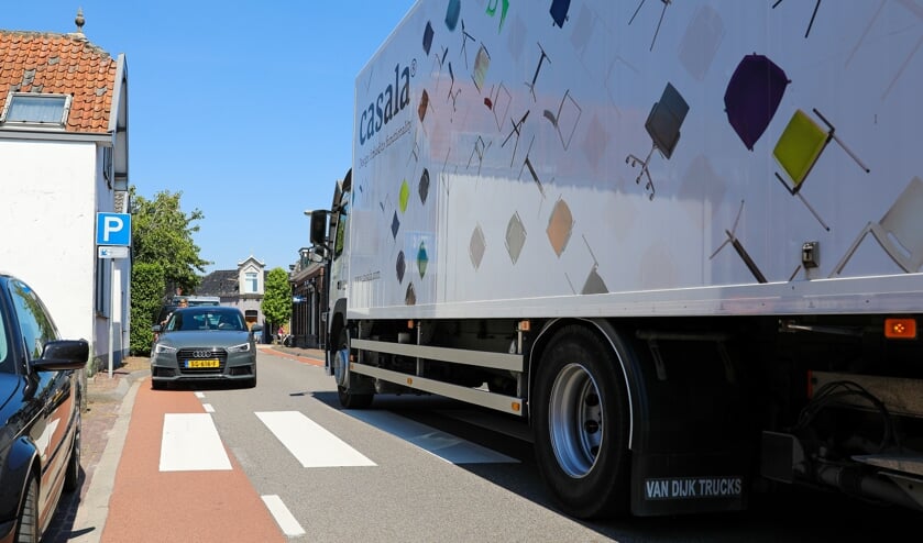 <p>• Beeld van het zware verkeer op het smalle Sluis in Groot-Ammers.</p>