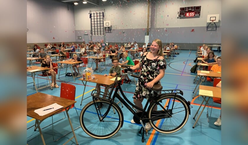 • Brugklasser Jill won de hoofdprijs van de anderhalve meter bingo: een splinternieuwe damesfiets van Cortina.