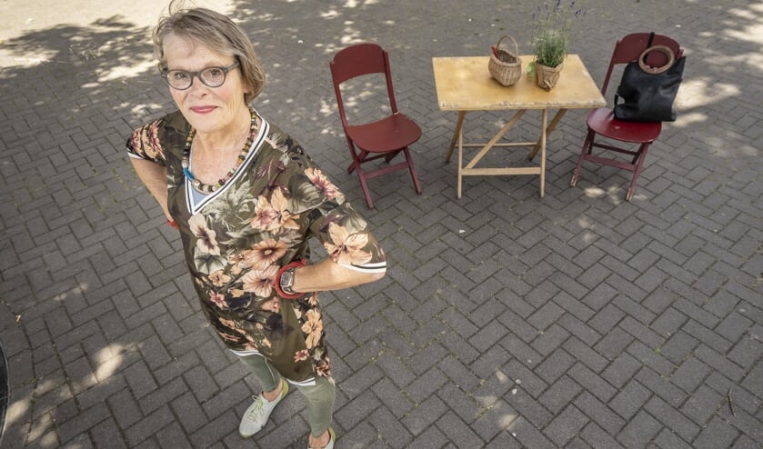 • Els van Lis wrikt graag stenen uit de grond, om ruimte te maken voor planten.