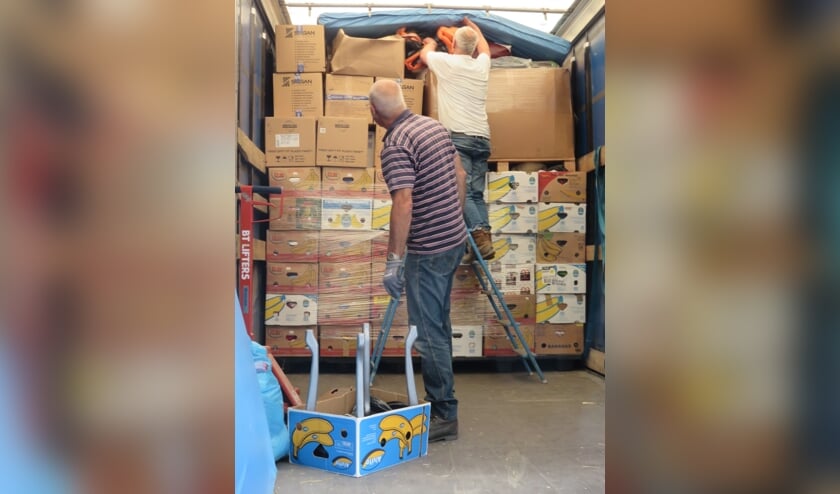 <p>• Er werd met man en macht gewerkt om het najaarstransport in Roemenië te krijgen. De foto is overigens van een eerder transport.</p>