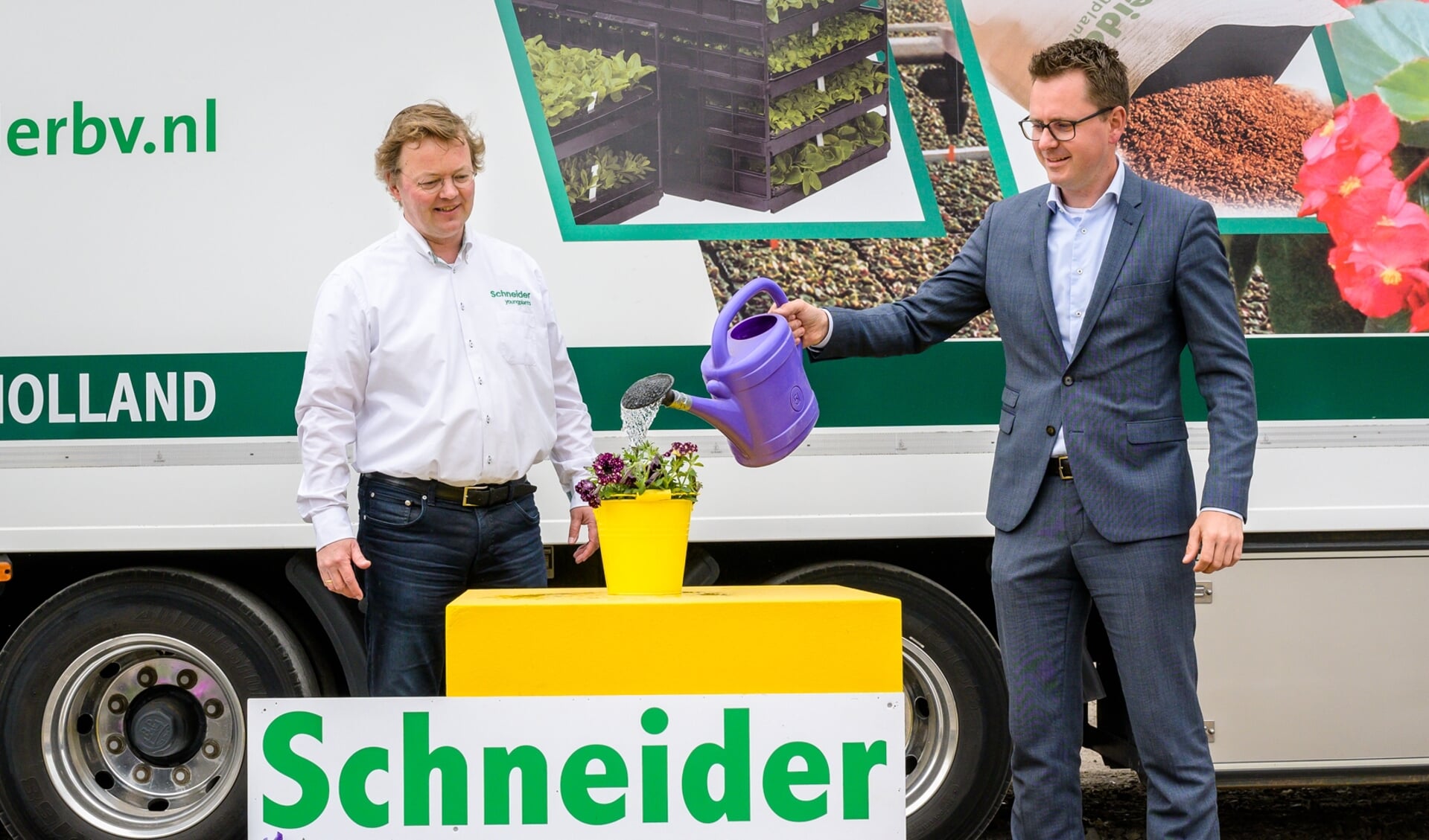 Wethouder Matthijs van Oosten geeft de nieuwe plant Galaxy water, onder toeziend oog van Jacob Schneider van Schneider Youngplants.